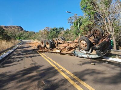 Imagem da notícia Caminhoneiro perde controle e tomba caminhão na MS-223, em Figueirão
